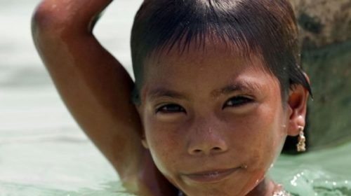 В отличие от большинства людей, дети одного из племен, проживающих в Таиланде, очень хорошо видят вод водой