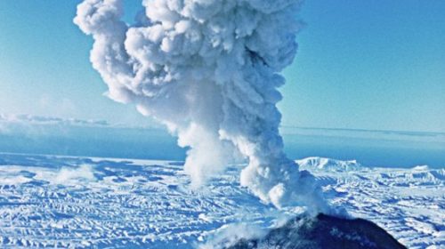 Вулкан Ключевская сопка выбросил столб пепла на 6 километров