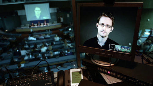 Сноуден посоветовал заклеивать пластырем камеру на личных компьютерах