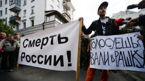 Россиянина у посольства в Киеве радикалы били ногами по голове