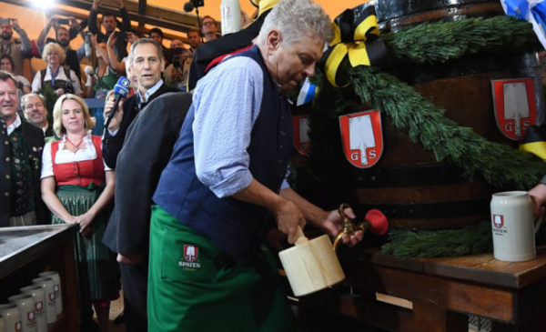 Der Mnchner Oberbrgermeister Dieter Reiter (SPD) sticht am 17.09.2016, am Erffnungstag des Oktoberfestes in Mnchen (Bayern), das erste Fass Bier an. Zur 183. Wiesn werden bis zum 03.10.2016 wieder Millionen Besucher aus aller Welt erwartet. Foto: Peter Kneffel/dpa +++(c) dpa - Bildfunk+++