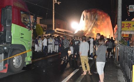 В Японии грузовик врезался в толпу на храмовом празднике