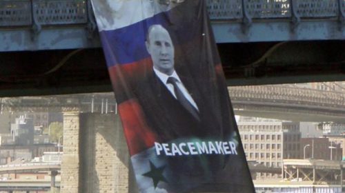 На мосту в Нью-Йорке вывесили огромный портрет Путина с надписью «миротворец»