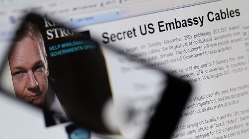 Одеяла, подушки и скотч: советы от Ассанжа, Сноудена и Цукерберга по спасению от слежки