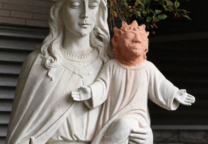 В Канаде статуе юного Иисуса отломали голову. Местный скульптор приделала новую. Зря