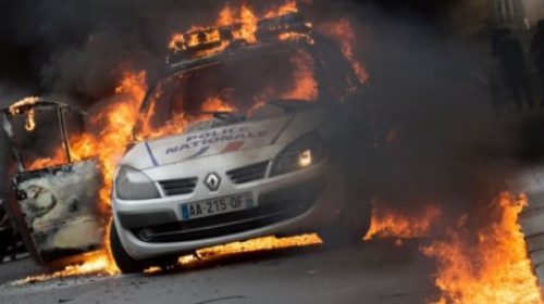 Во Франции преступники попытались заживо сжечь двух полицейских