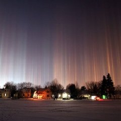 Ослепительные столбы в небе над Канадой приняли за НЛО