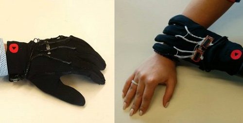 Специалисты из Канады создали перчатки для объятий на расстоянии