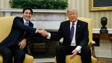 Трамп получил в подарок фото с отцом премьера Канады
