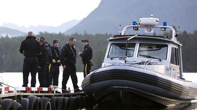Канадских рыбаков эвакуировали вертолетами с терпящего бедствие судна