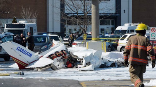 Два легкомоторных самолета упали на торговый центр в Монреале