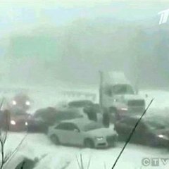 На шоссе в Квебеке из-за снегопада столкнулись 50 машин