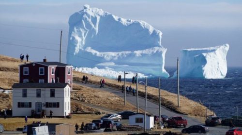 Огромный айсберг проплыл мимо канадской деревни