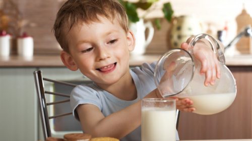 Ученые выяснили, как коровье молоко влияет на рост детей