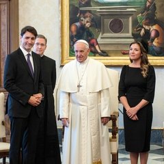 Премьер-министр Канады потребовал извинений у Папы Римского