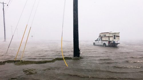 Ураган “Харви” ослабел, но несет катастрофические наводнения