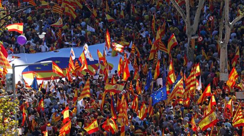 Противники сепаратистов вышли на марш за единство Испании в Барселоне