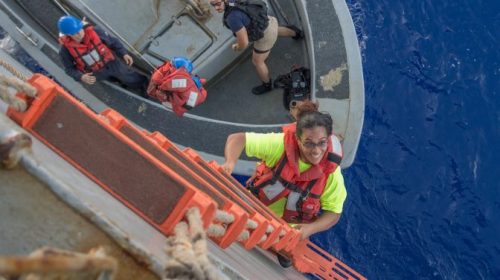 Американские моряки спасли двух девушек, пять месяцев дрейфовавших на яхте в Тихом океане
