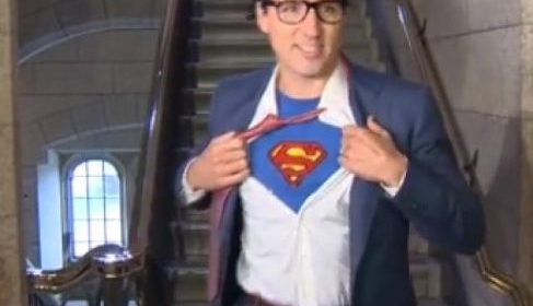 Премьер Канады пришел на заседание правительства в костюме Супермена‍