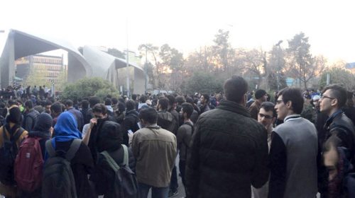 США обещают поддержку иранским протестующим