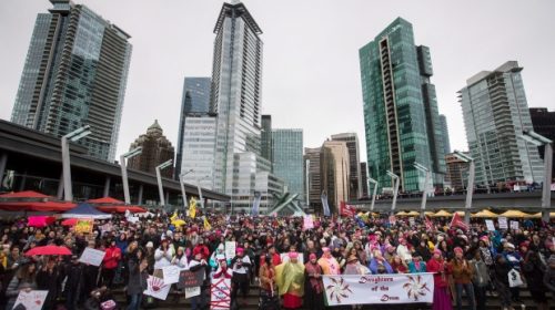 Тысячи человек принимают участие в Женском марше в Канаде
