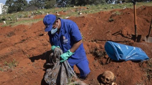 Бразильские могильщики раскапывают чужие могилы для