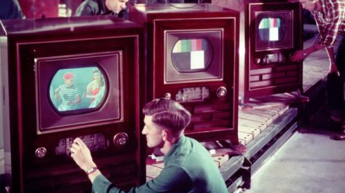 Зачем советские телевизоры производили из дерева, а не из пластика