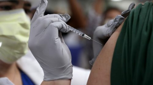 Медики Квебека подали в суд на власти из-за ультиматума об обязательной вакцинации