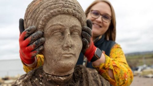 “Такое бывает раз в жизни”. Археологи нашли древнеримские скульптуры под норманнской церковью