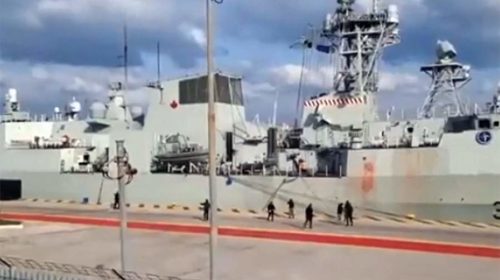Активисты в Греции забросали краской зашедший в порт корабль НАТО