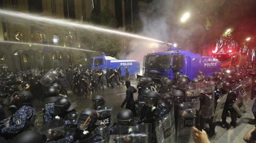 Спецназ применил водометы и перцовый газ для разгона митингующих в Тбилиси