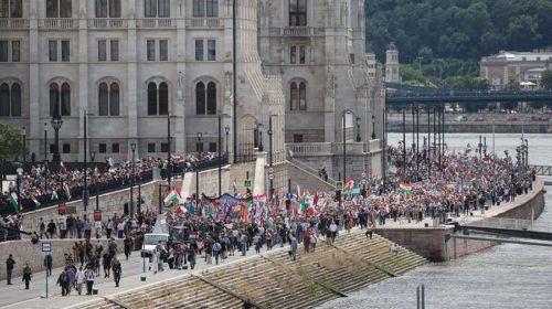 В Будапеште десятки тысяч активистов вышли на протест против действий НАТО