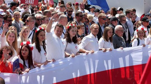 В Варшаве оппозиция вывела на митинг почти полмиллиона человек